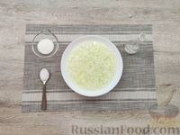 Фото приготовления рецепта: Слоёный салат с курицей, овощами, сыром и яйцами - шаг №6