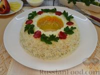 Фото приготовления рецепта: Слоёный салат с курицей, овощами, сыром и яйцами - шаг №25