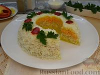 Фото приготовления рецепта: Слоёный салат с курицей, овощами, сыром и яйцами - шаг №27