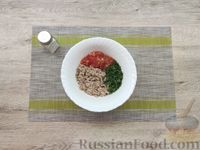 Фото приготовления рецепта: Брускетты с консервированным тунцом и помидорами - шаг №9