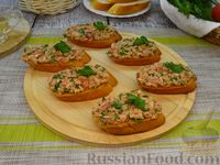 Фото приготовления рецепта: Брускетты с консервированным тунцом и помидорами - шаг №15