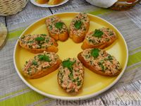 Фото приготовления рецепта: Брускетты с консервированным тунцом и помидорами - шаг №14