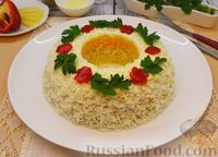 Фото к рецепту: Слоёный салат с курицей, овощами, сыром и яйцами