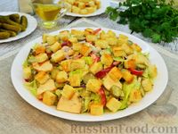 Фото к рецепту: Салат с курицей, маринованными огурцами, болгарским перцем и сухариками