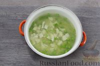 Фото приготовления рецепта: Суп с куриным филе, вермишелью и зелёным горошком - шаг №8