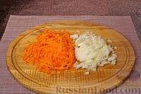 Фото приготовления рецепта: Куриные окорочка, тушенные с грибами и морковью в сливочном соусе - шаг №4