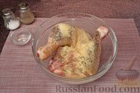 Фото приготовления рецепта: Куриные окорочка, тушенные с грибами и морковью в сливочном соусе - шаг №2