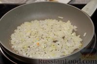Фото приготовления рецепта: Куриные окорочка, тушенные с грибами и морковью в сливочном соусе - шаг №6