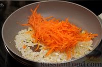 Фото приготовления рецепта: Куриные окорочка, тушенные с грибами и морковью в сливочном соусе - шаг №7