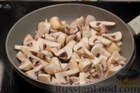 Фото приготовления рецепта: Куриные окорочка, тушенные с грибами и морковью в сливочном соусе - шаг №9