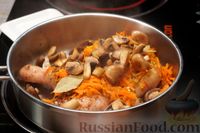 Фото приготовления рецепта: Куриные окорочка, тушенные с грибами и морковью в сливочном соусе - шаг №10