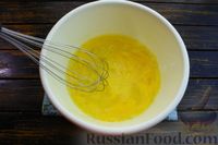 Фото приготовления рецепта: Пышный омлет со сливочным маслом (в духовке) - шаг №3