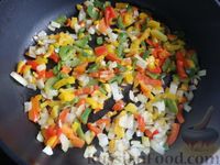Фото приготовления рецепта: Омлет с овощами на пышной лепёшке - шаг №3