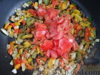 Фото приготовления рецепта: Омлет с овощами на пышной лепёшке - шаг №4