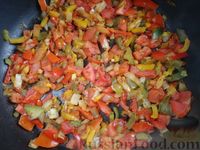 Фото приготовления рецепта: Омлет с овощами на пышной лепёшке - шаг №5