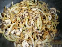 Фото приготовления рецепта: Рагу из свинины с грибами, грецкими орехами и изюмом (в духовке) - шаг №6