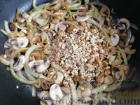 Фото приготовления рецепта: Рагу из свинины с грибами, грецкими орехами и изюмом (в духовке) - шаг №7