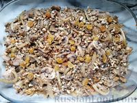 Фото приготовления рецепта: Рагу из свинины с грибами, грецкими орехами и изюмом (в духовке) - шаг №11