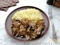 Фото приготовления рецепта: Рагу из свинины с грибами, грецкими орехами и изюмом (в духовке) - шаг №17