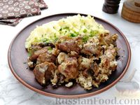 Фото приготовления рецепта: Рагу из свинины с грибами, грецкими орехами и изюмом (в духовке) - шаг №19