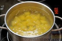 Фото приготовления рецепта: Сырный суп с охотничьими колбасками - шаг №5