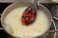 Фото приготовления рецепта: Сырный суп с охотничьими колбасками - шаг №10