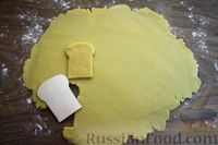 Фото приготовления рецепта: Песочное пасхальное печенье с белковой глазурью - шаг №11