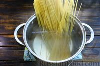 Фото приготовления рецепта: Спагетти с грибами и морковью - шаг №5