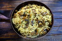 Фото приготовления рецепта: Спагетти с грибами и морковью - шаг №12