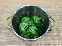 Фото приготовления рецепта: Салат с брокколи, грецкими орехами, семечками подсолнечника и клюквой - шаг №2