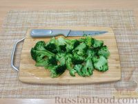 Фото приготовления рецепта: Салат с брокколи, грецкими орехами, семечками подсолнечника и клюквой - шаг №4