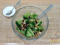 Фото приготовления рецепта: Салат с брокколи, грецкими орехами, семечками подсолнечника и клюквой - шаг №9
