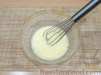 Фото приготовления рецепта: Омлет с сухариками и сыром - шаг №6