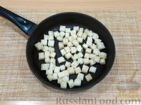 Фото приготовления рецепта: Омлет с сухариками и сыром - шаг №3
