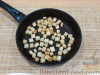 Фото приготовления рецепта: Омлет с сухариками и сыром - шаг №4