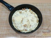 Фото приготовления рецепта: Омлет с сухариками и сыром - шаг №9