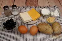 Фото приготовления рецепта: Слоёный салат с картофелем, двумя видами сыра, яйцами и маслинами - шаг №1