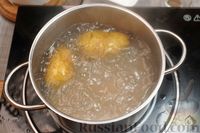 Фото приготовления рецепта: Слоёный салат с картофелем, двумя видами сыра, яйцами и маслинами - шаг №2