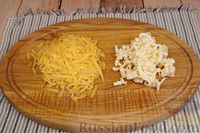 Фото приготовления рецепта: Слоёный салат с картофелем, двумя видами сыра, яйцами и маслинами - шаг №5