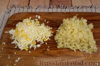 Фото приготовления рецепта: Слоёный салат с картофелем, двумя видами сыра, яйцами и маслинами - шаг №4