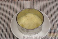 Фото приготовления рецепта: Слоёный салат с картофелем, двумя видами сыра, яйцами и маслинами - шаг №9