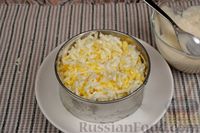 Фото приготовления рецепта: Слоёный салат с картофелем, двумя видами сыра, яйцами и маслинами - шаг №11