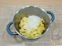 Фото приготовления рецепта: Суп с рисом, черемшой и яйцами - шаг №4