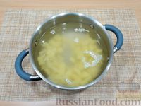 Фото приготовления рецепта: Суп с рисом, черемшой и яйцами - шаг №5