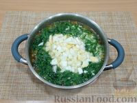 Фото приготовления рецепта: Суп с рисом, черемшой и яйцами - шаг №13