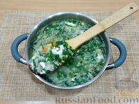 Фото приготовления рецепта: Суп с рисом, черемшой и яйцами - шаг №14