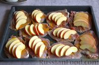 Фото приготовления рецепта: Свиные отбивные с яблоками и моцареллой (в духовке) - шаг №6