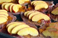 Фото приготовления рецепта: Свиные отбивные с яблоками и моцареллой (в духовке) - шаг №7