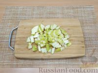 Фото приготовления рецепта: Сырники с рисом, яблоком и изюмом - шаг №3