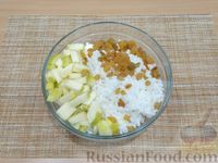 Фото приготовления рецепта: Сырники с рисом, яблоком и изюмом - шаг №6